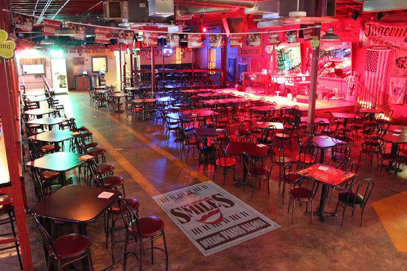 Cocktails and Dueling Pianos at Savannah Smiles